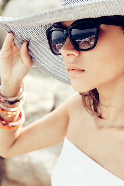 young summer girl wearing a hat and sunglasses - Photo, Image