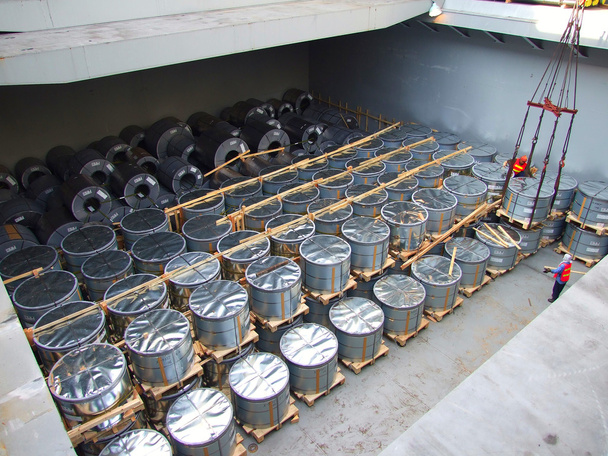 Aço da bobina, aço de TMBP, rolos embalados do aço da bobina no estoque no barco do transporte da expedição
 - Foto, Imagem