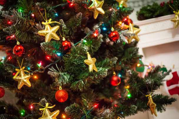 Décor d'arbre de Noël avec des étoiles d'or
 - Photo, image