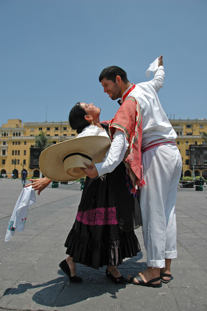 Marinera bailarinos na frente de edifícios coloniais em Lima, Peru
 - Foto, Imagem