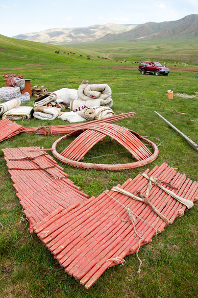 Kazajstán en julio de 2014 construcción de la yurta. una carpa circular de fieltro o pieles sobre un marco plegable, utilizada por nómadas en Mongolia, Kazajstán y Turquía
. - Foto, Imagen