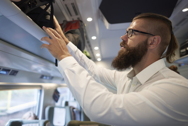 Молодой бизнесмен в поезде
  - Фото, изображение