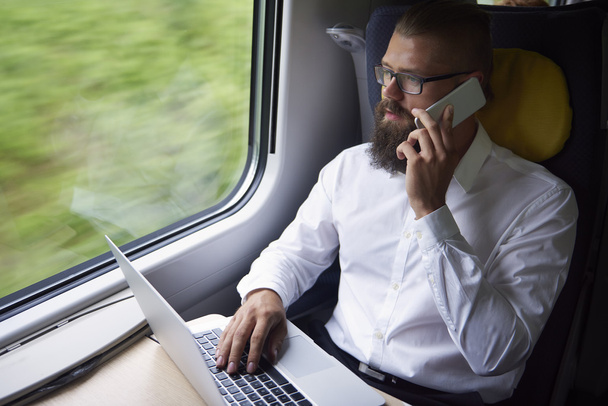 Młody biznesmen, w pociągu  - Zdjęcie, obraz