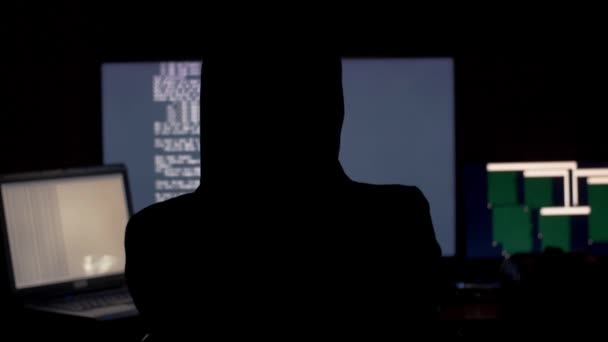 Hacker en código de craqueo de capucha usando computadoras en cuarto oscuro
 - Metraje, vídeo