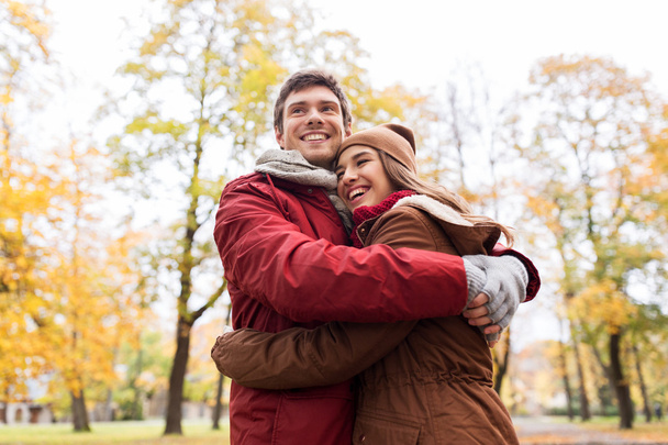 feliz pareja joven abrazándose en el parque de otoño
 - Foto, Imagen