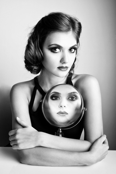 Bella donna con specchio
 - Foto, immagini