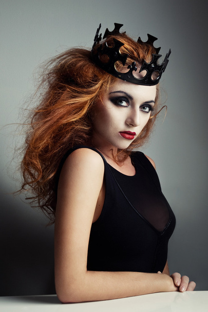 Kızıl saçlı Prenses siyah taç - Fotoğraf, Görsel