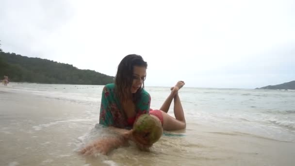 Mujer rubia bonita en la playa
 - Metraje, vídeo