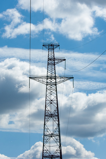 Деталь електричного пілона на фоні блакитного неба: електричний стовп високої напруги знизу
 - Фото, зображення