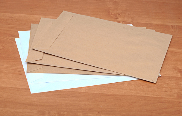 enveloppes brunes sur la table
 - Photo, image