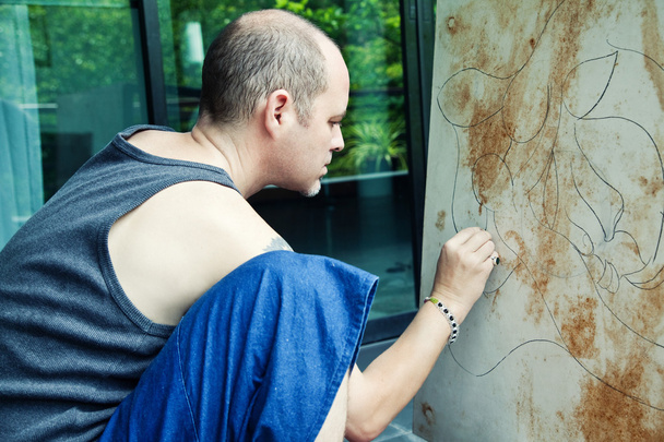 Male artist painting a picture - Fotoğraf, Görsel