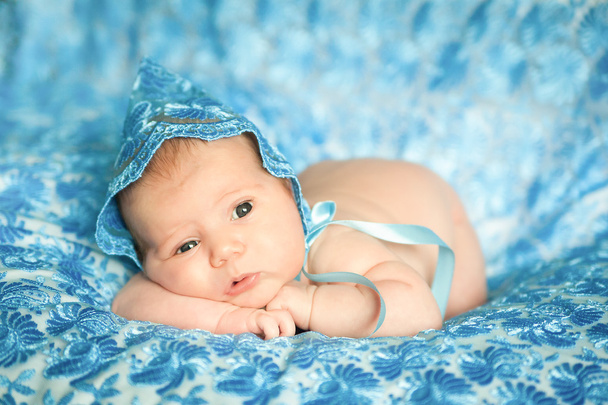 ブルー レース ボンネットで生まれたばかりの赤ちゃんの女の子 - 写真・画像
