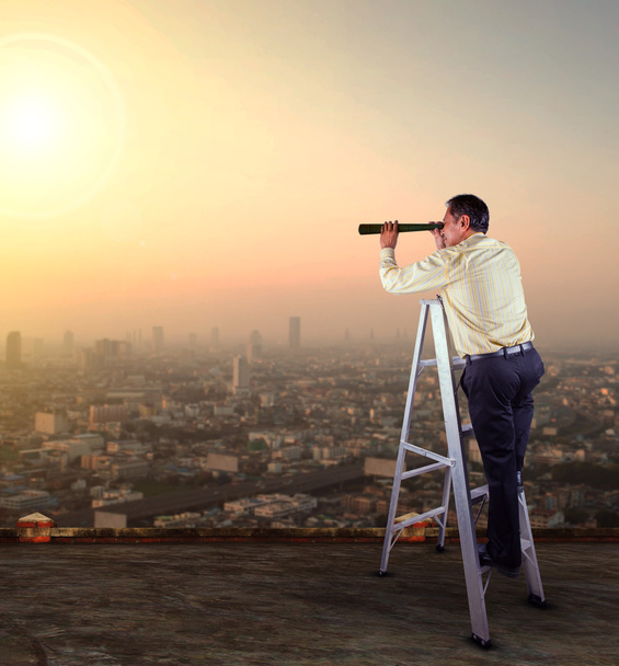 Geschäftsmann spioniert auf Hochhausdach gegen Wolkenkratzer - Foto, Bild