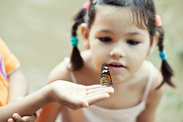 dziewczynka z motyl - Zdjęcie, obraz