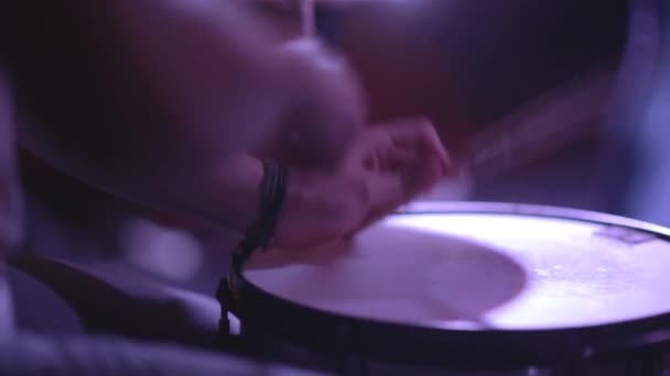 férfi zenét játszó dobok - Felvétel, videó