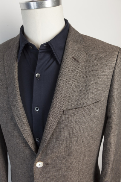 jaqueta masculina taylored. Em um manequim. tecido marrom
 - Foto, Imagem