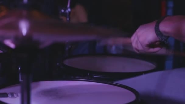 αρσενικό παίζοντας μουσική με τύμπανα - Πλάνα, βίντεο