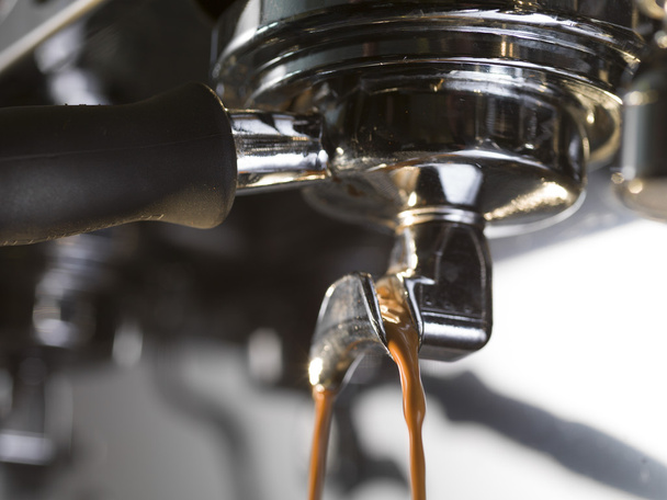 espresso extraction with a proffessional coffee machine - Foto, imagen