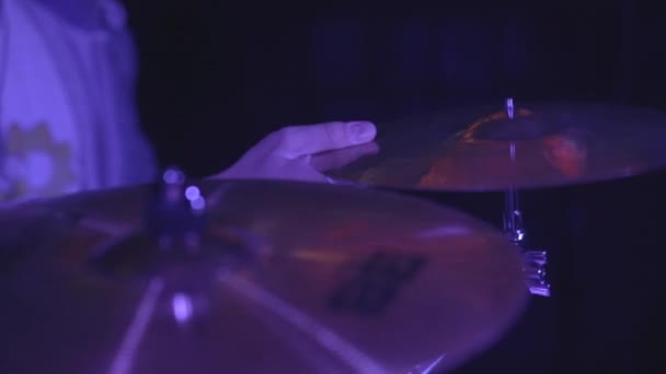 férfi zenét játszó dobok - Felvétel, videó