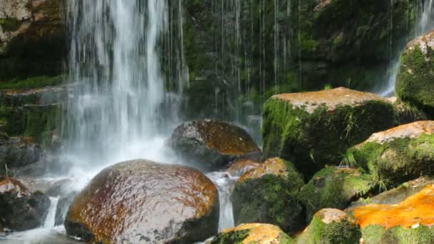 Wodospad na potoku Jedlova w górach Izerskich - Materiał filmowy, wideo