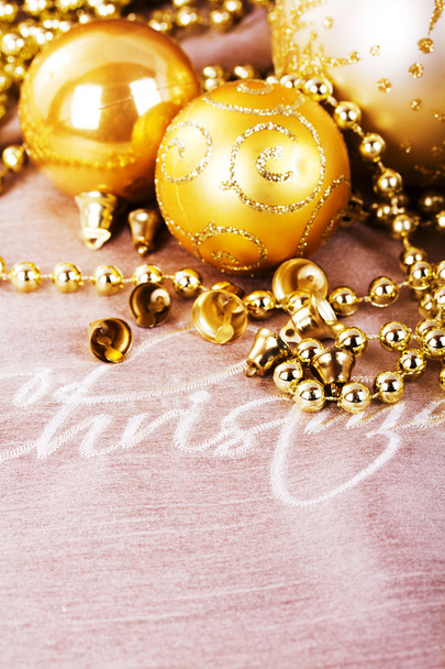 Feestelijke gouden kerstversiering op stof achtergrond - Foto, afbeelding