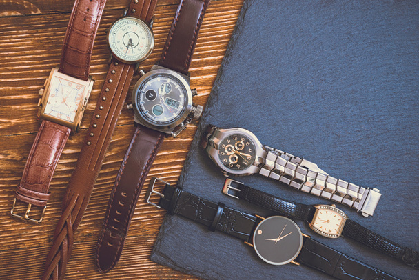 hodinky na žulové a dřevěné pozadí - Fotografie, Obrázek