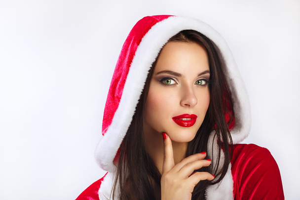 Christmas Santa hoed vrouw portret houden kerstcadeau. Lachende gelukkig meisje op blauwe achtergrond. Portret van mooie sexy meisje dragen kleding van de Kerstman. - Foto, afbeelding