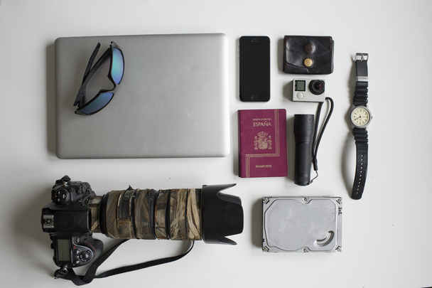 escritorio con equipo de cámara y pasaportes
 - Foto, imagen