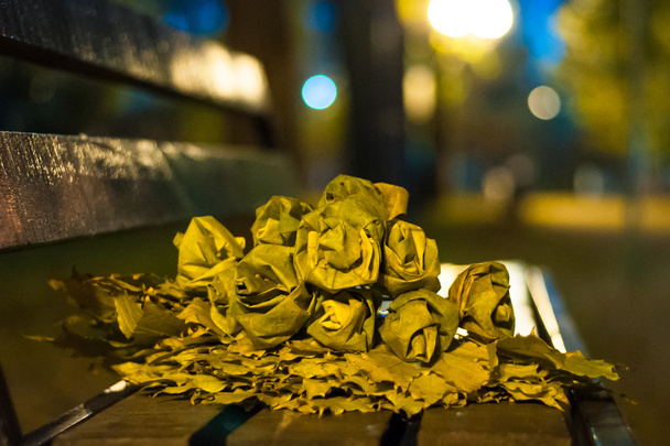 gele bladeren van rozen - Foto, afbeelding