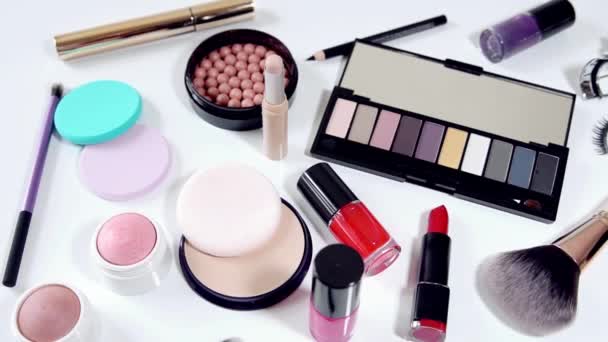 collectie van make-up cosmetica op witte achtergrond - Video
