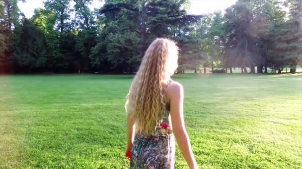 woman walking in city park  - Materiał filmowy, wideo