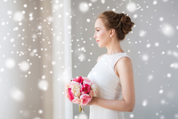 bride or woman in white dress with flower bunch - Foto, afbeelding