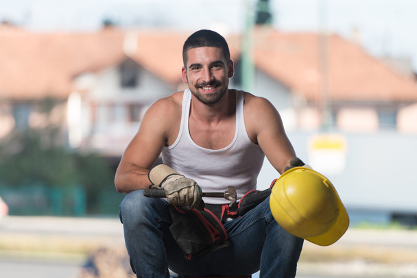 Homem preguiçoso na construção
 - Foto, Imagem