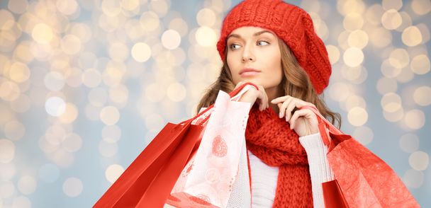 happy woman in winter clothes with shopping bags - Foto, Bild