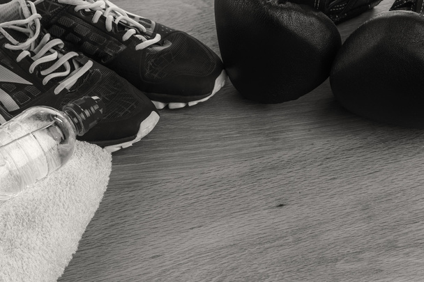 Appareil de fitness sur une table sur une photo en noir et blanc
. - Photo, image