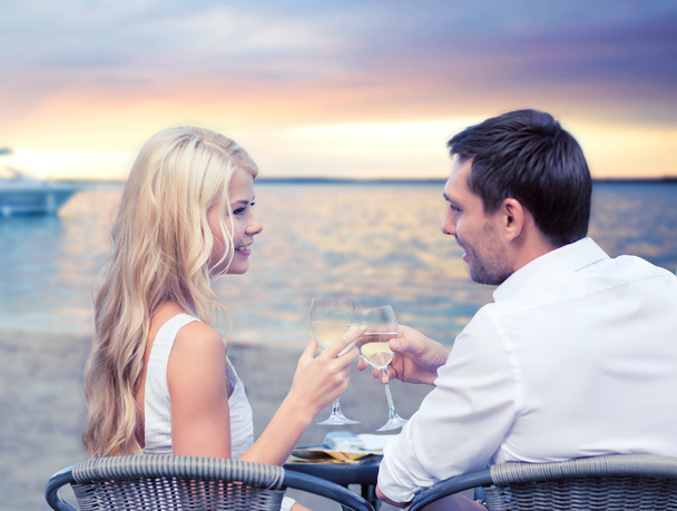 couple drinking wine in cafe on beach - Foto, Imagem