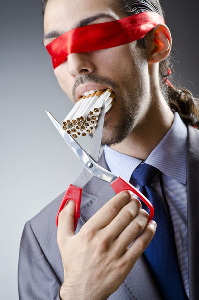 Anti sigara kavramı ile adam - Fotoğraf, Görsel