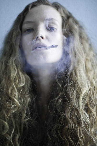 Jeune fille avec une cigarette
 - Photo, image