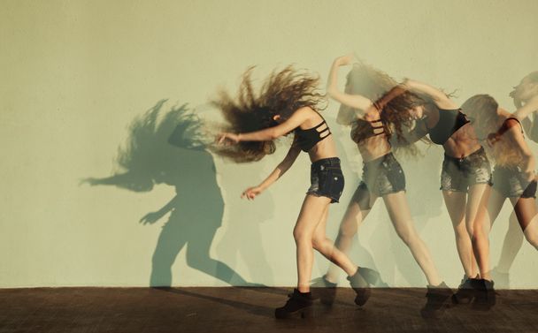 Последовательности женщин в танце
 - Фото, изображение