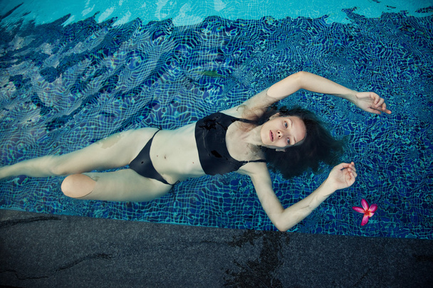 Kobieta relaksująca się w basenie - Zdjęcie, obraz