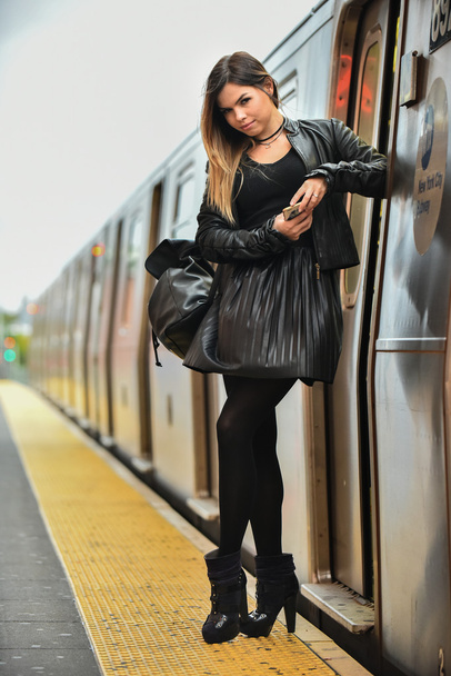 Sexy glamour woman posing at the train staion - Foto, Imagem