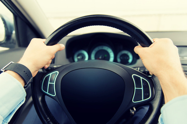 Közelkép a férfi vezetés autó a számítógép képernyőjén - Fotó, kép