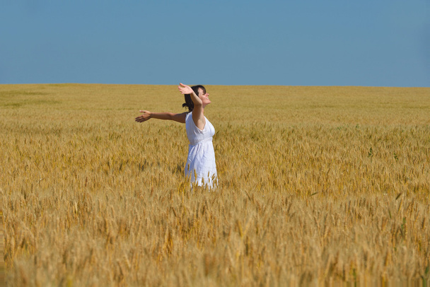 Jovem mulher no campo de trigo no verão - Foto, Imagem