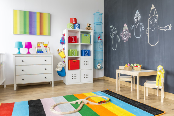 Дитяча кімната з барвистим килимком
 - Фото, зображення