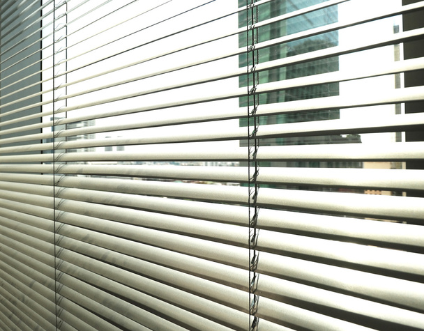 Janela cinza metálico jalusie cortinas de fundo escritório
 - Foto, Imagem