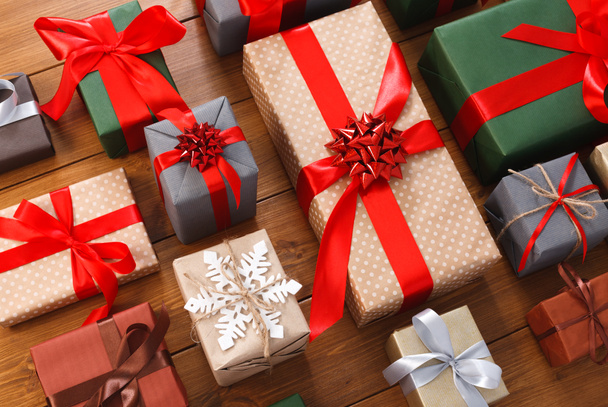 Bir sürü hediye kutuları odun, kağıt Noel hediyeleri - Fotoğraf, Görsel