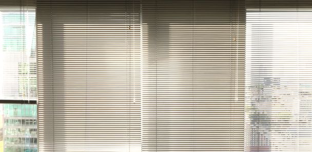Окно серый металлический жалюзи жалюзи фоновый офис
 - Фото, изображение