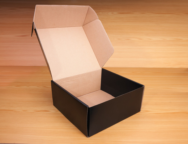 Caja abierta sobre fondo de madera
 - Foto, imagen