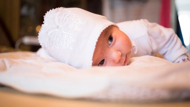 baby learns to hold his head - Valokuva, kuva
