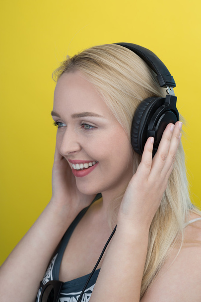 Young woman with headphones - Foto, afbeelding